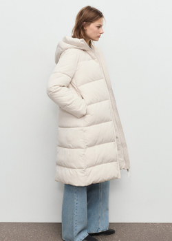 Длинная стеганая куртка с капюшоном