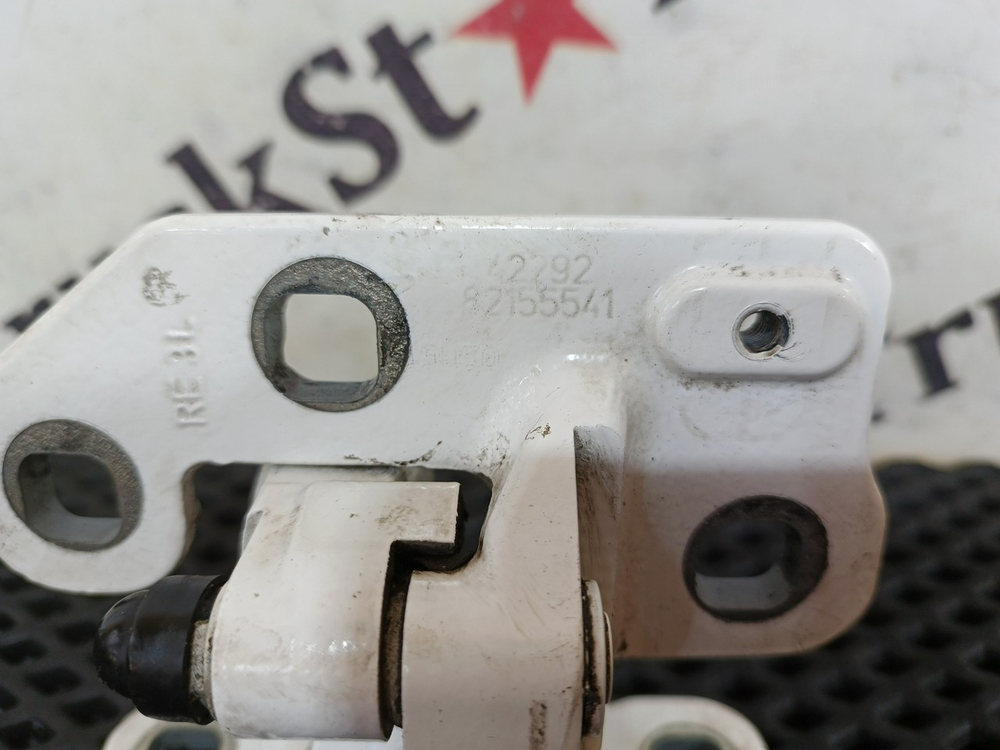 Петля двери правой 2020 год.