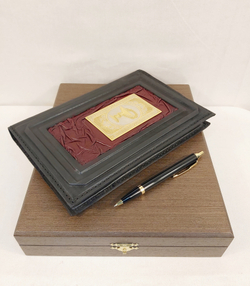 Набор "Ежедневник "Подарок медику" (златоустовская гравюра) из натуральной кожи со съемной обложкой и ручкой Parker"