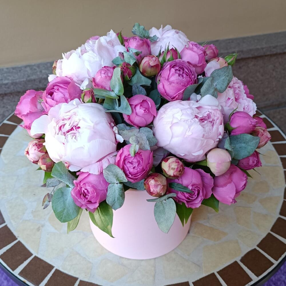 Букет из пионовидных кустовых роз «Мисти баблс» и пионов «Сара Бернар»