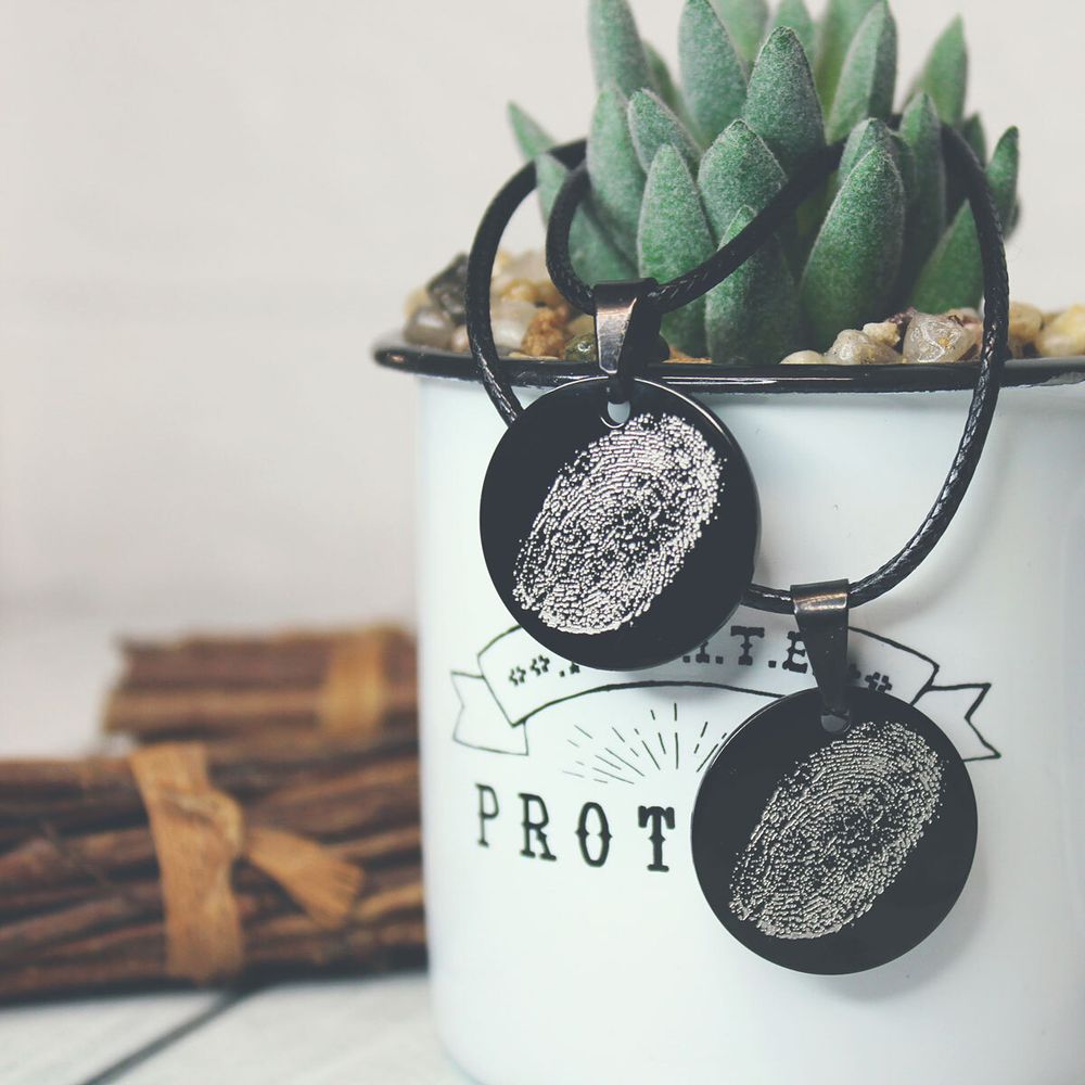 Парные кулоны для двоих с гравировкой отпечатков на заказ