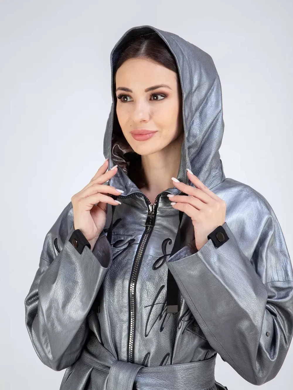 Кожаный плащ на осень с капюшоном