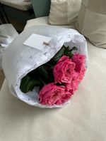 Авторский букет моно из розы яркого оттенка