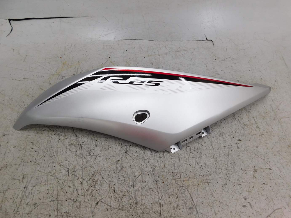 пластик боковой левый Yamaha YZF-R3 BS7-F835U-00 051042
