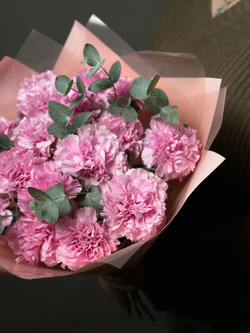 Букет гвоздик с эвкалиптом