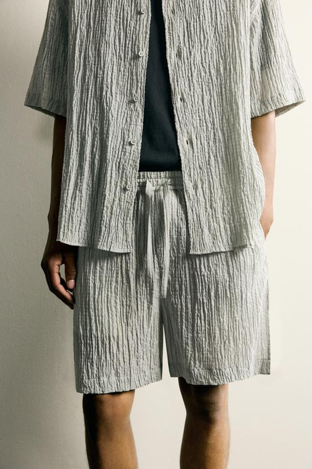 ZARA ШОРТЫ RELAXED FIT С РЕЛЬЕФНОЙ ФАКТУРОЙ, СВЕТЛО-СЕРЫЙ