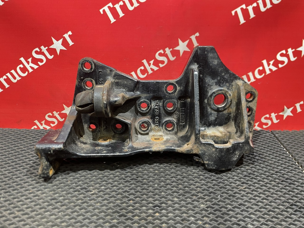 Кронштейн буксировочный левый