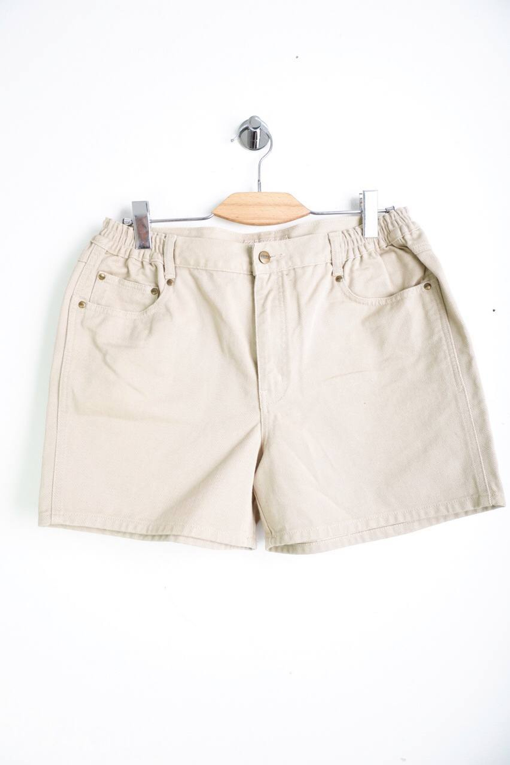 Шорты светлого оттенка, визуально на 50 размер