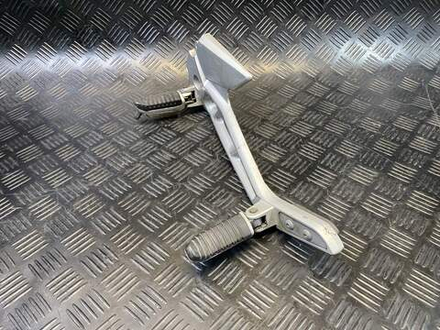 Подножки водителя и пассажира с кронштейном левые Suzuki GSR400 (GK7DA)