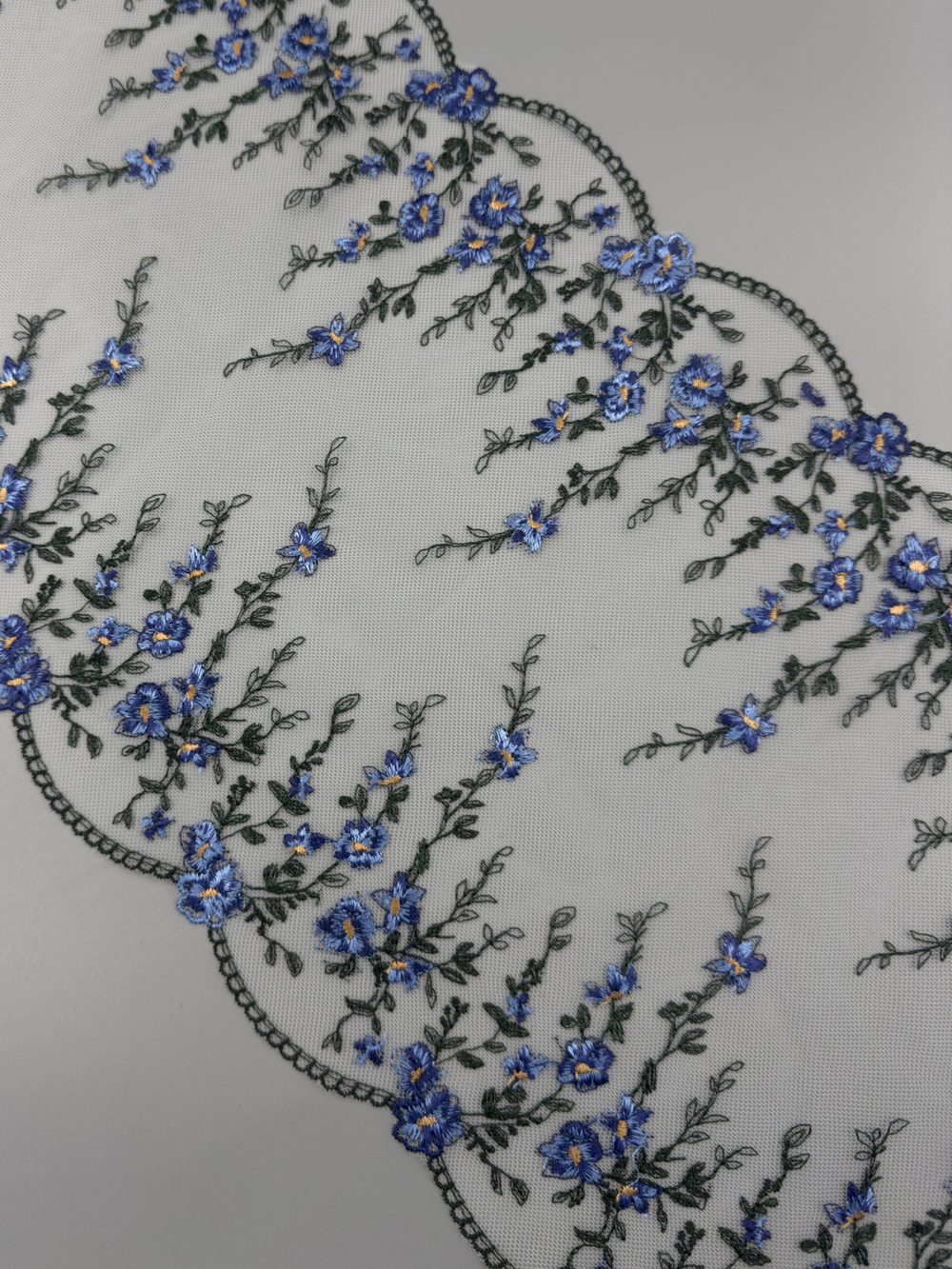 Вышивка на сетке молочная с васильковым и темно-зеленым ширина 23.5 см ОТРЕЗЫ