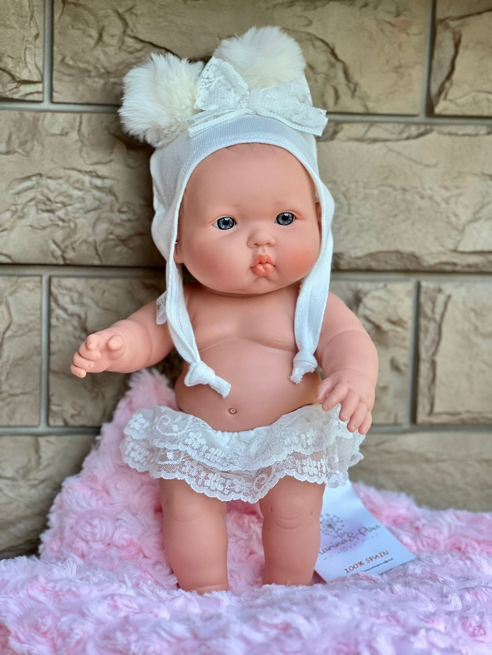 Кукла Marina and Pau 35cм Betty виниловая с подушкой (M350K)