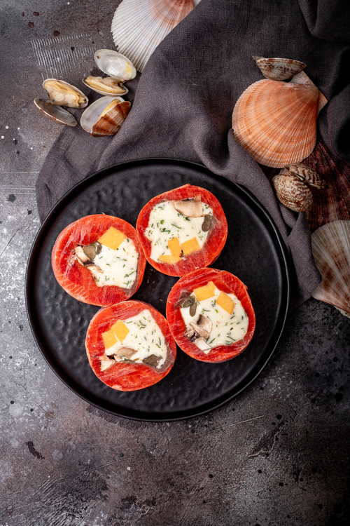 Рулет из нерки с сырной начинкой, шампиньонами, каперсами и сыром чеддер