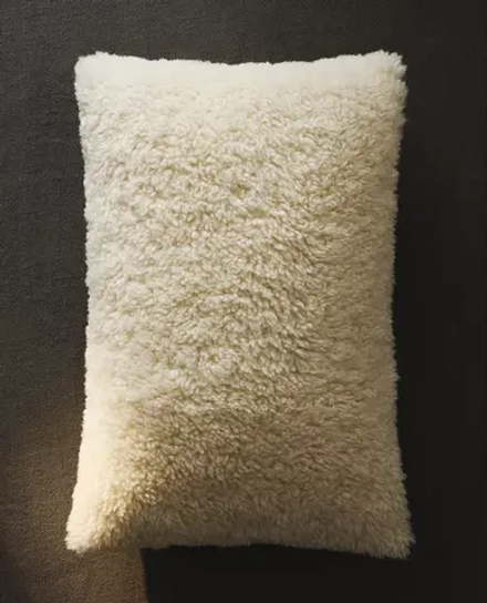 ZARA HOME НАВОЛОЧКА ДЛЯ ДЕКОРАТИВНОЙ ПОДУШКИ ИЗ ИСКУССТВЕННОЙ ОВЧИНЫ, ЭКРЮ