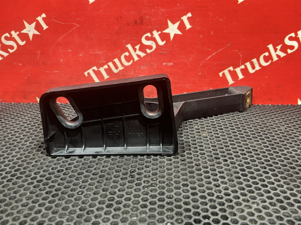 Кронштейн солнцезащитного козырька правый