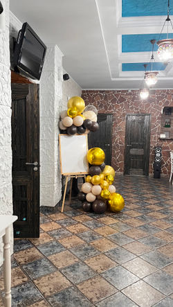 Фотозона юбилейная в коричнево-золотой гамме