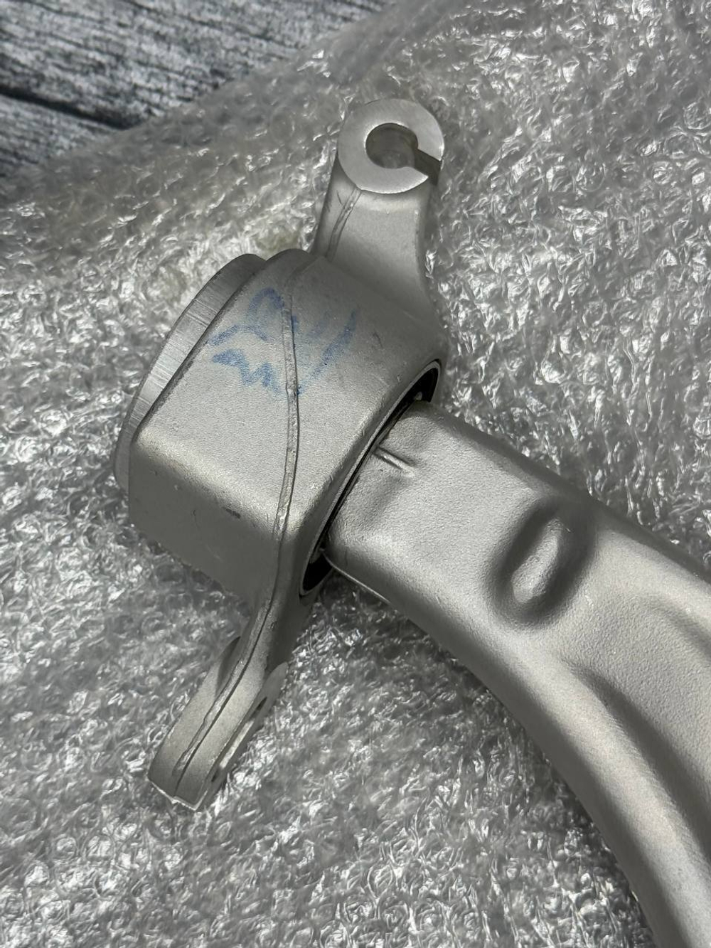 Рычаг подвески нижний Mercedes-Benz A1663300207