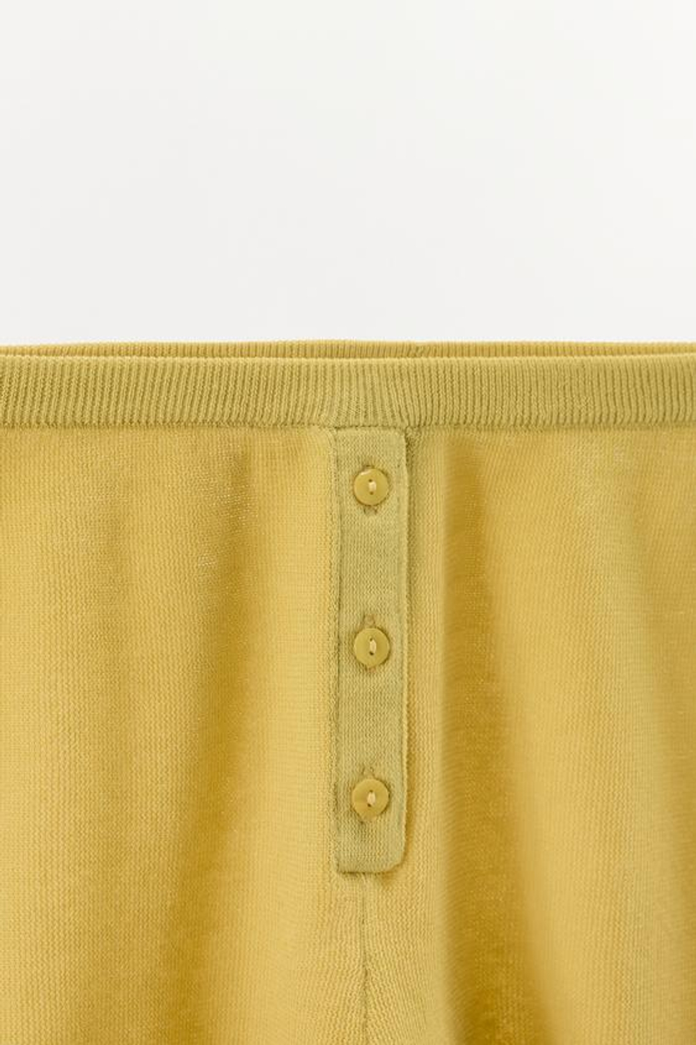 ZARA ТРИКОТАЖНЫЕ ШОРТЫ С ПУГОВИЦАМИ, ЯИЧНО-ЖЕЛТЫЙ