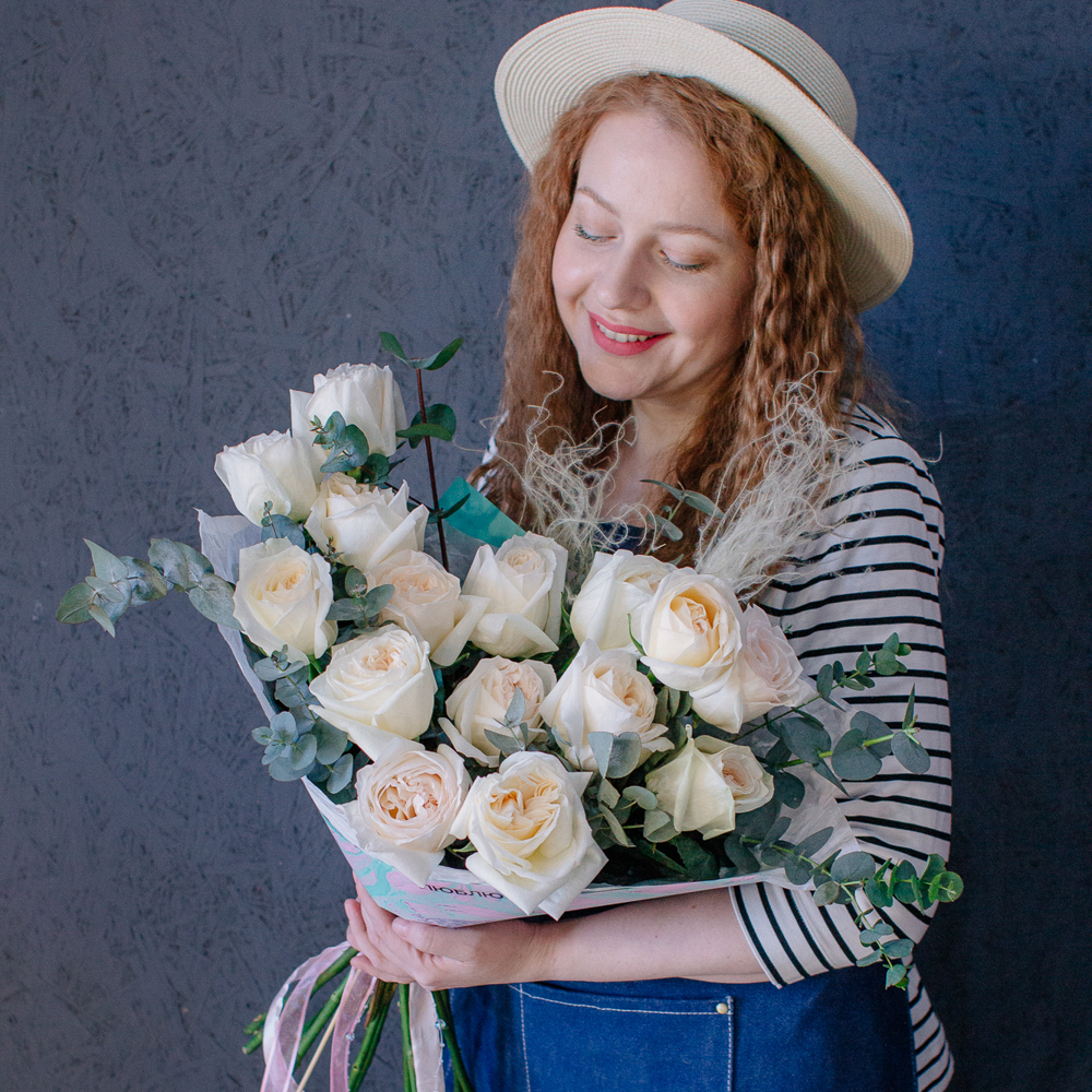 157. Ароматный нежный букет из светлых пионовидных роз