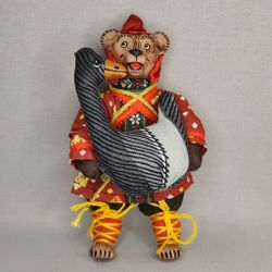 Ёлочная игрушка Медведь в колпаке с гусём