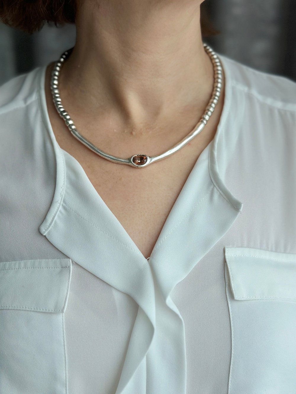 Колье из шариков и дуги с персиковым кристаллом, матовое серебро