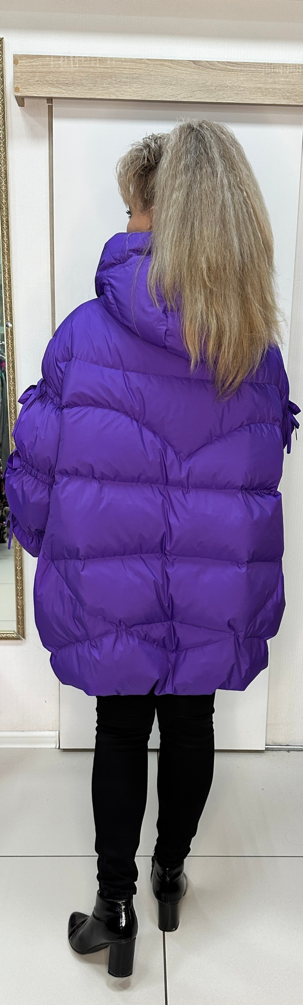 Модный удлиненный куртка-пуховик с красивыми рукавами