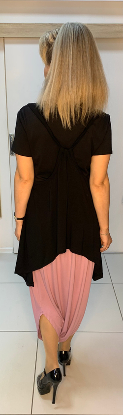 Трикотажная двойка: черная майка-туника и пудровые шаровары