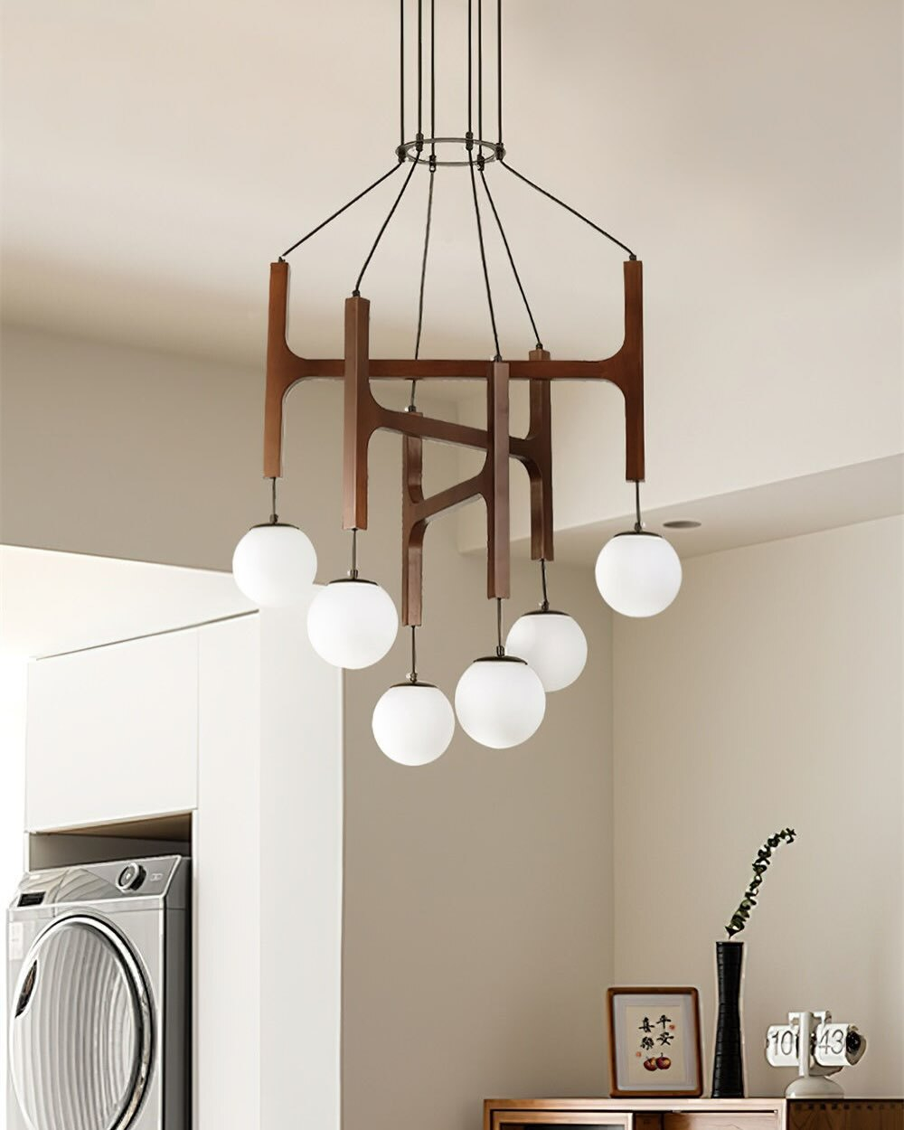 Стильная дизайнерская люстра в современном минимализме