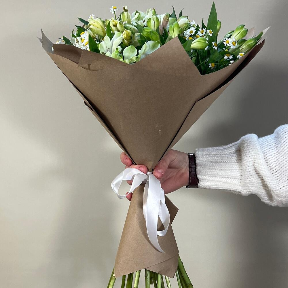 Букет полевых цветов из ромашек и альстромерий