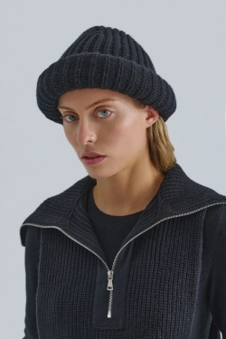 Шапка объемная