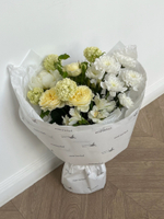 Букет раскидистой формы с хризантемой и кустовой пионовидной розой