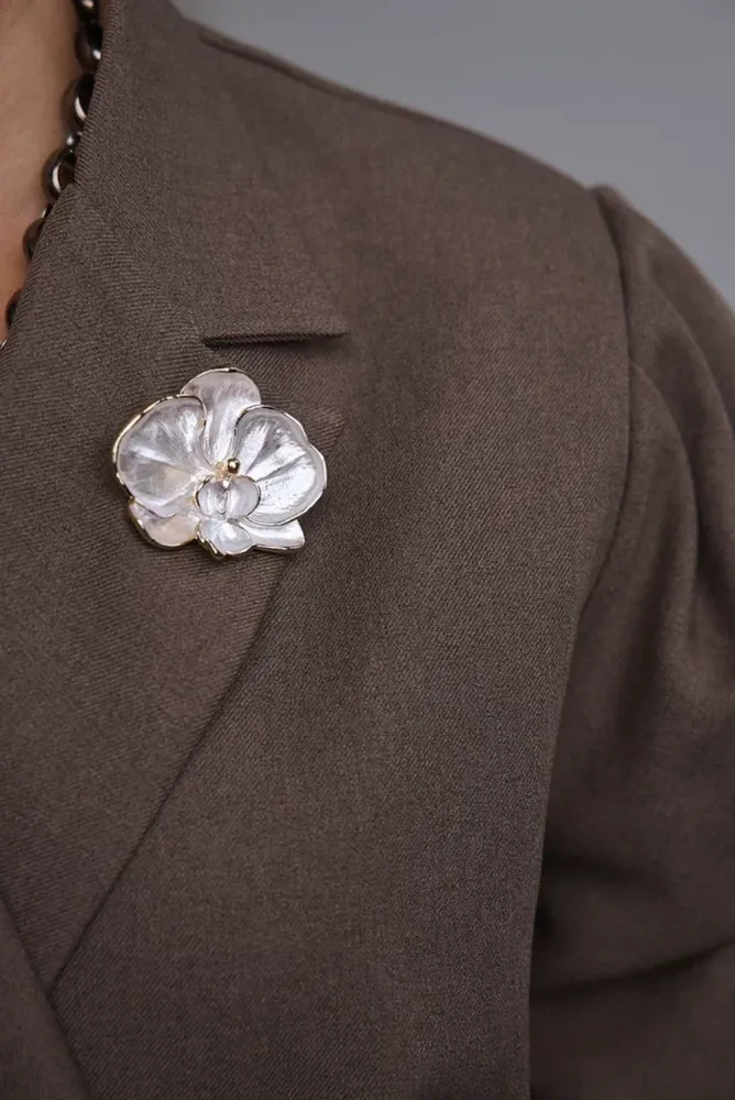 Брошь цветок орхидеи из перламутра с золотой окантовкой