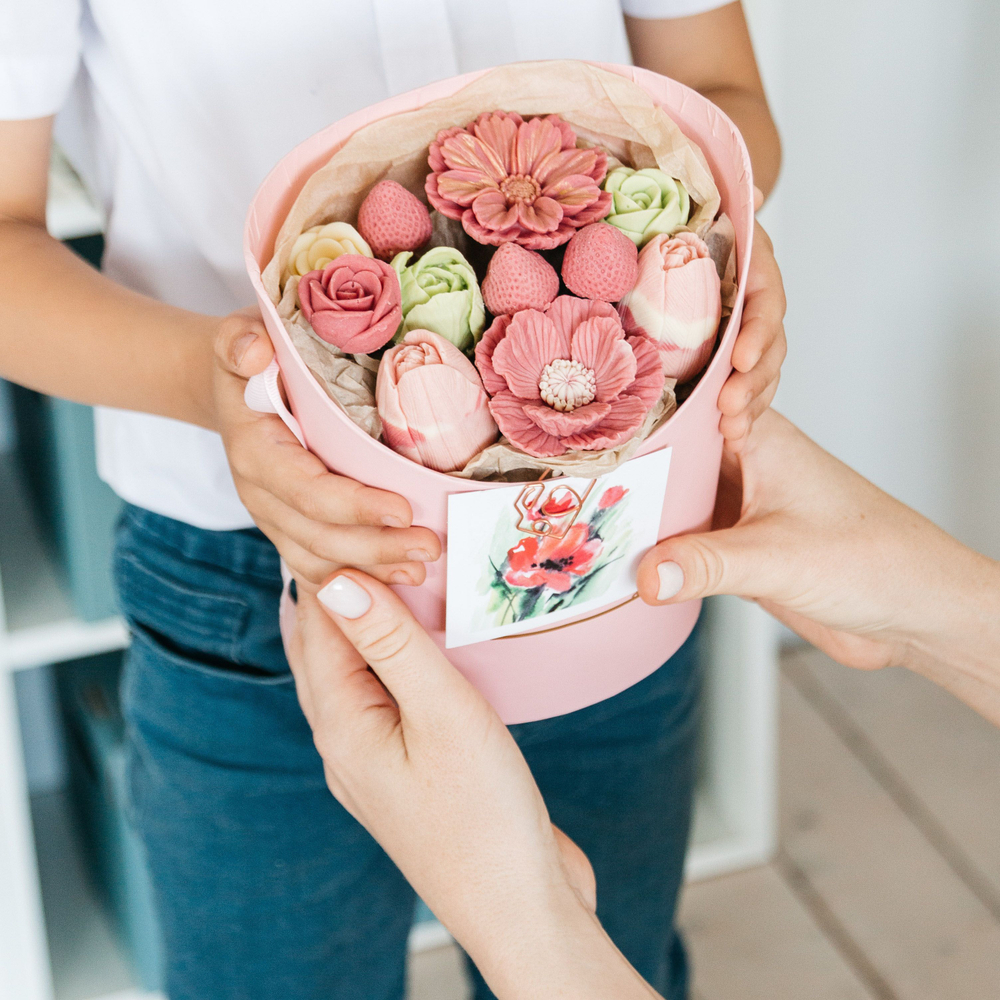 Шоколадный букет в коробке "Вкус Любви" из роз, тюльпанов, клубники, подарок любимой, на 8 марта, на День Рождения.