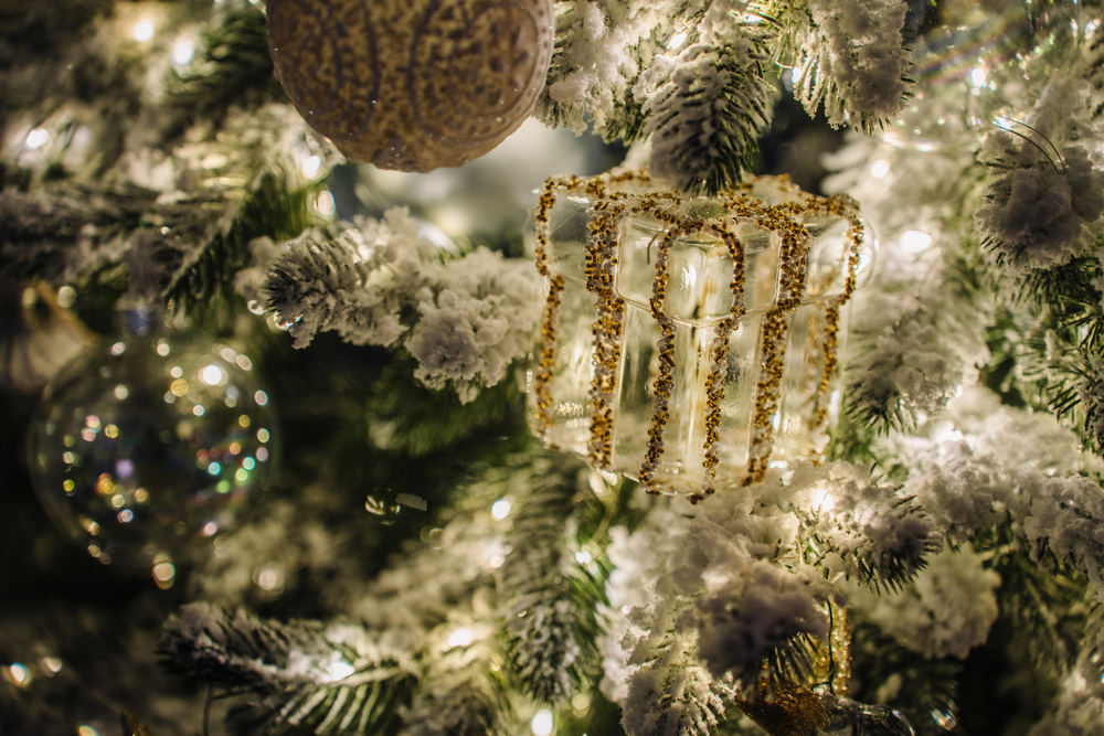 Дизайнерская заснеженная ель «Зимнее кружево»