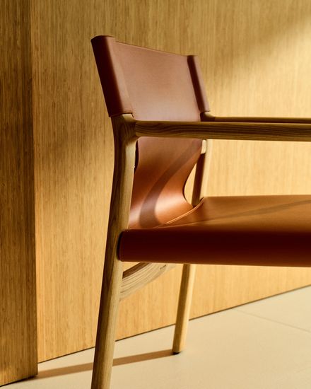 Стул Jan из переработанной кожи светло-коричневого цвета и ясеня в натуральном цвете