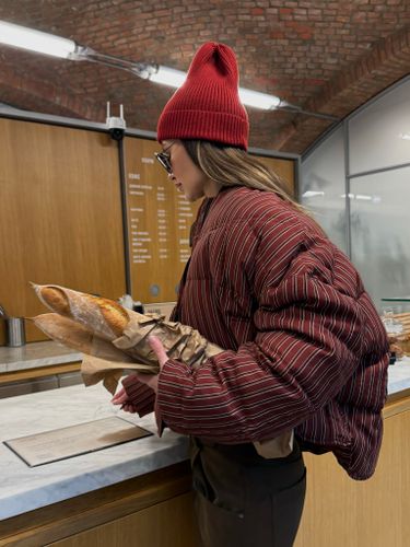 Утепленный бомбер бордового цвета в полоску