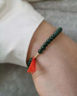 браслет из малахита с золотым мятым листом (4 мм)