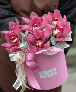 Композиция из цимбидиума и эвкалипта в шляпной коробке