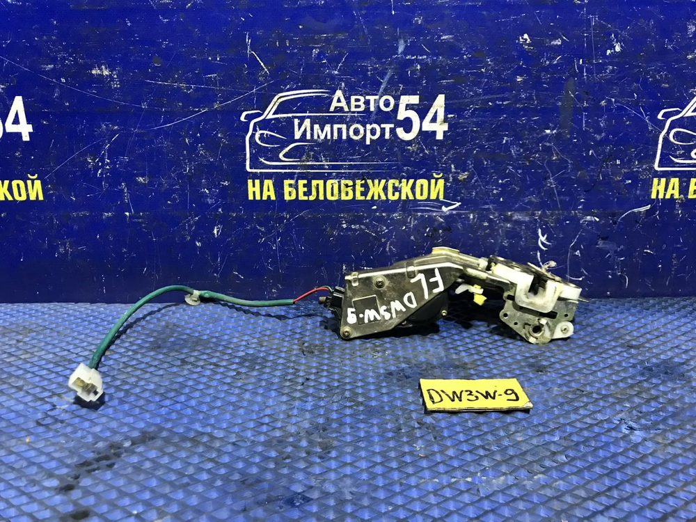 Замок двери передней левой MAZDA DEMIO 2000
