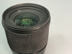 Объектив Sigma 16mm 1.4 Fujifilm X-Mount Небольшой скол пластика у передней линзы