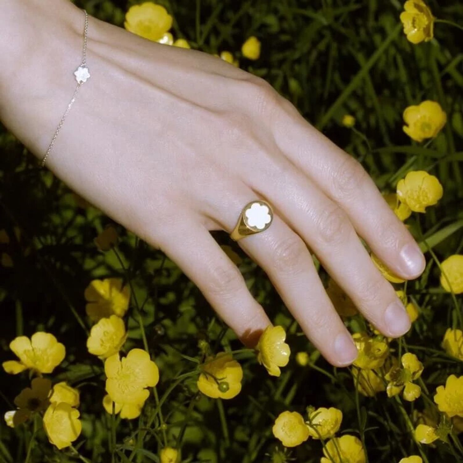 Кольцо-печатка Gold Forget-Me-Not Ring – White