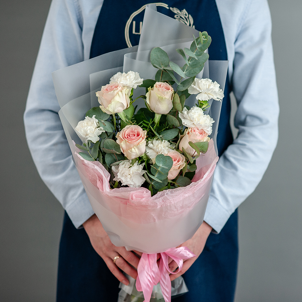 Букет с розовыми розами и белыми диантусами