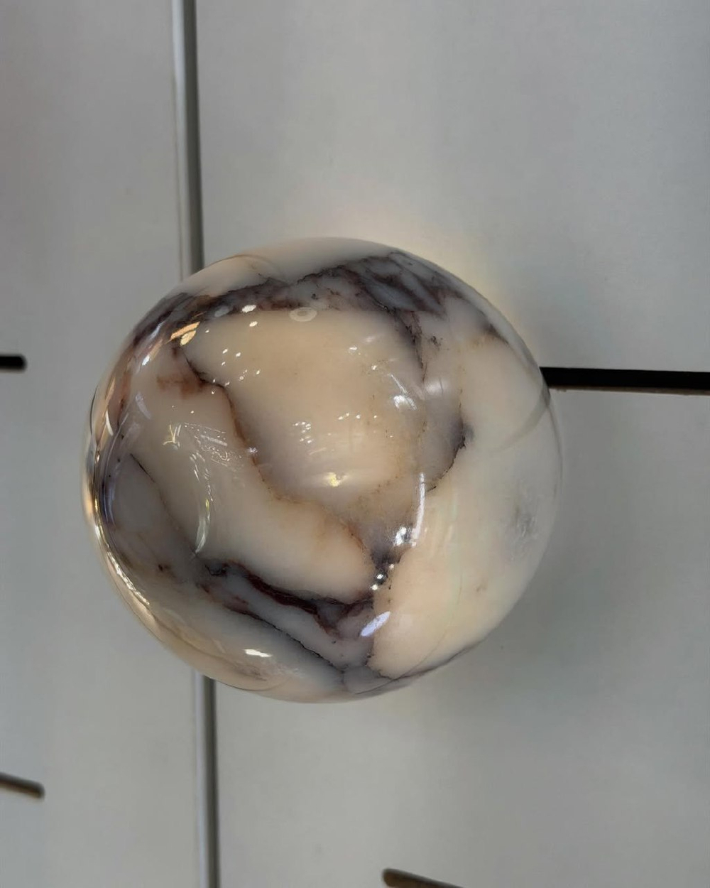 Настенное бра из натурального мрамора, представлено в двух размерах.