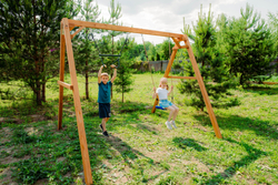 Деревянные качели с трапецией