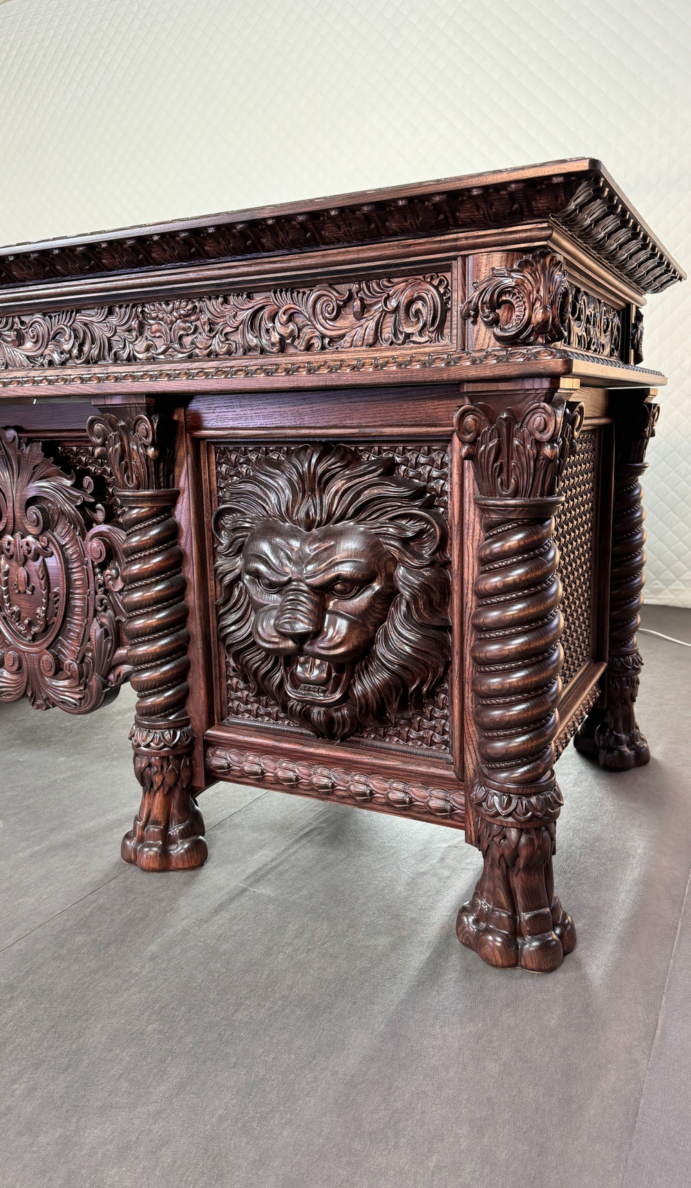 Стол кабинетный из массива дерева