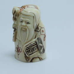 Нэцкэ Фукурокудзю с веером и мешком риса через плечо