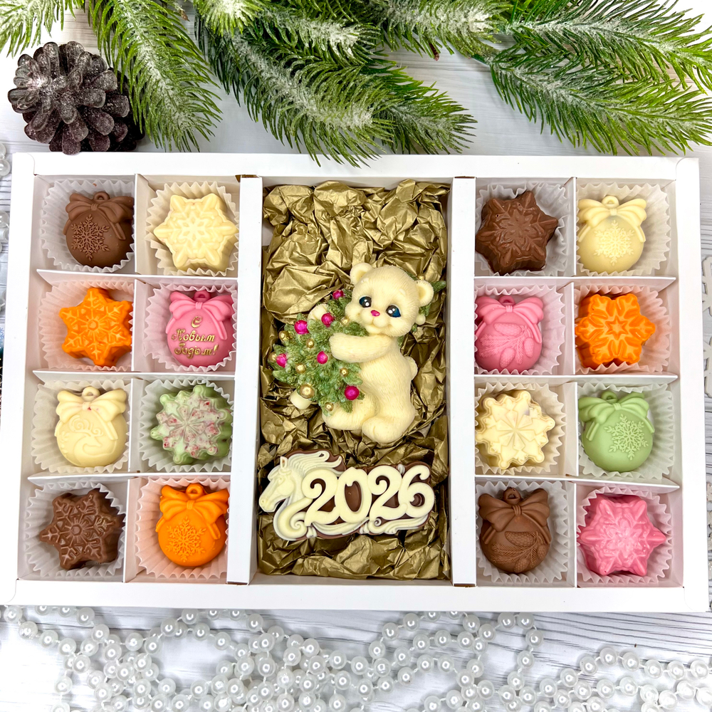 Шоколадный набор "С новым годом. Мишка с ёлкой. 2026": шоколадка и 16 конфет ручной работы