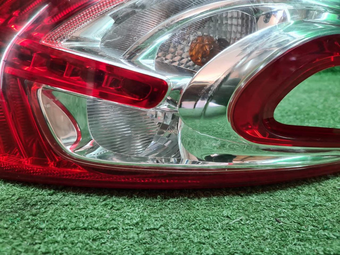 Фонарь правый Peugeot 208 1 (2012-2015)