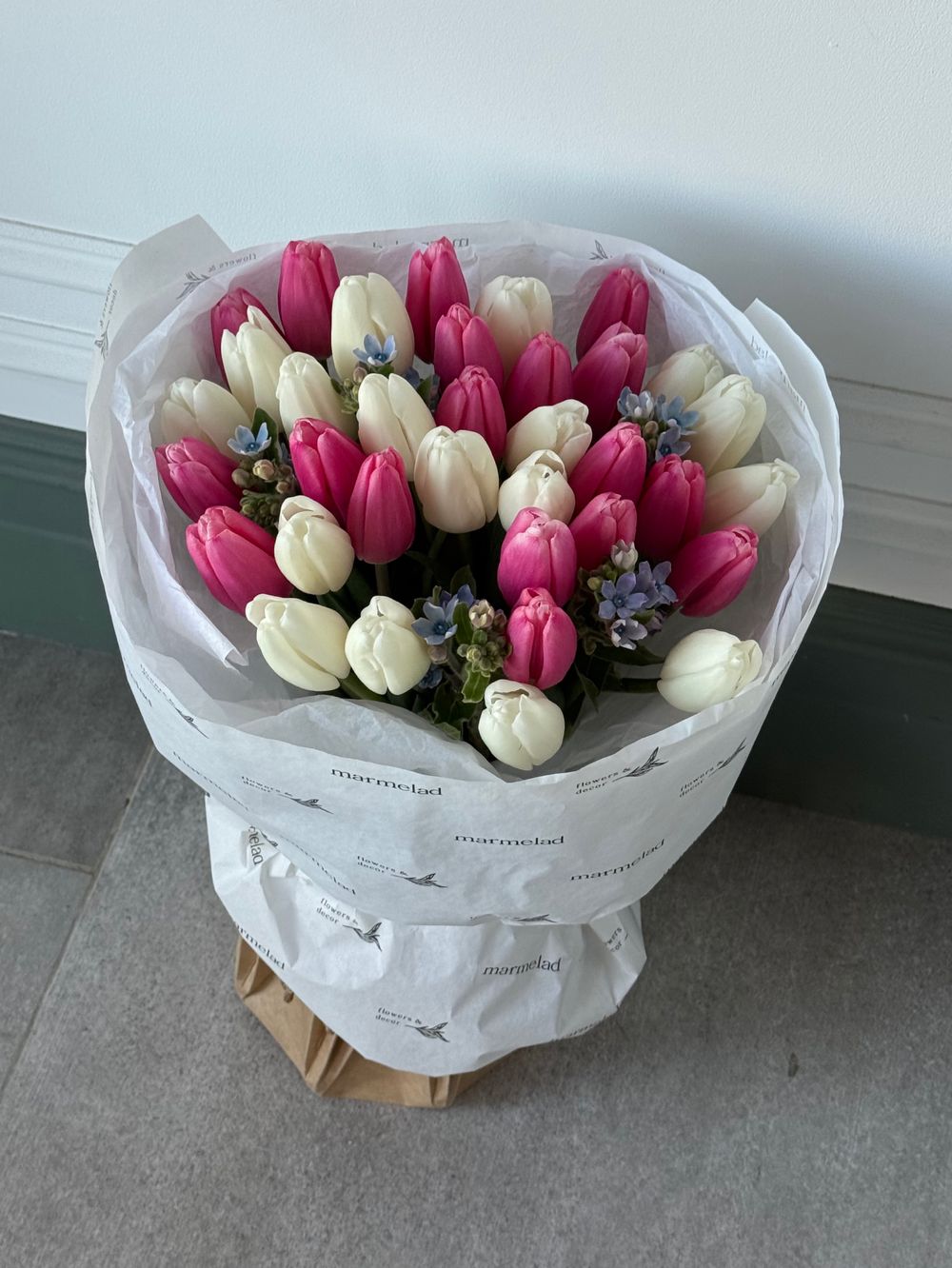 Букет из 35 тюльпана белого, розового цвета и незабудок - M