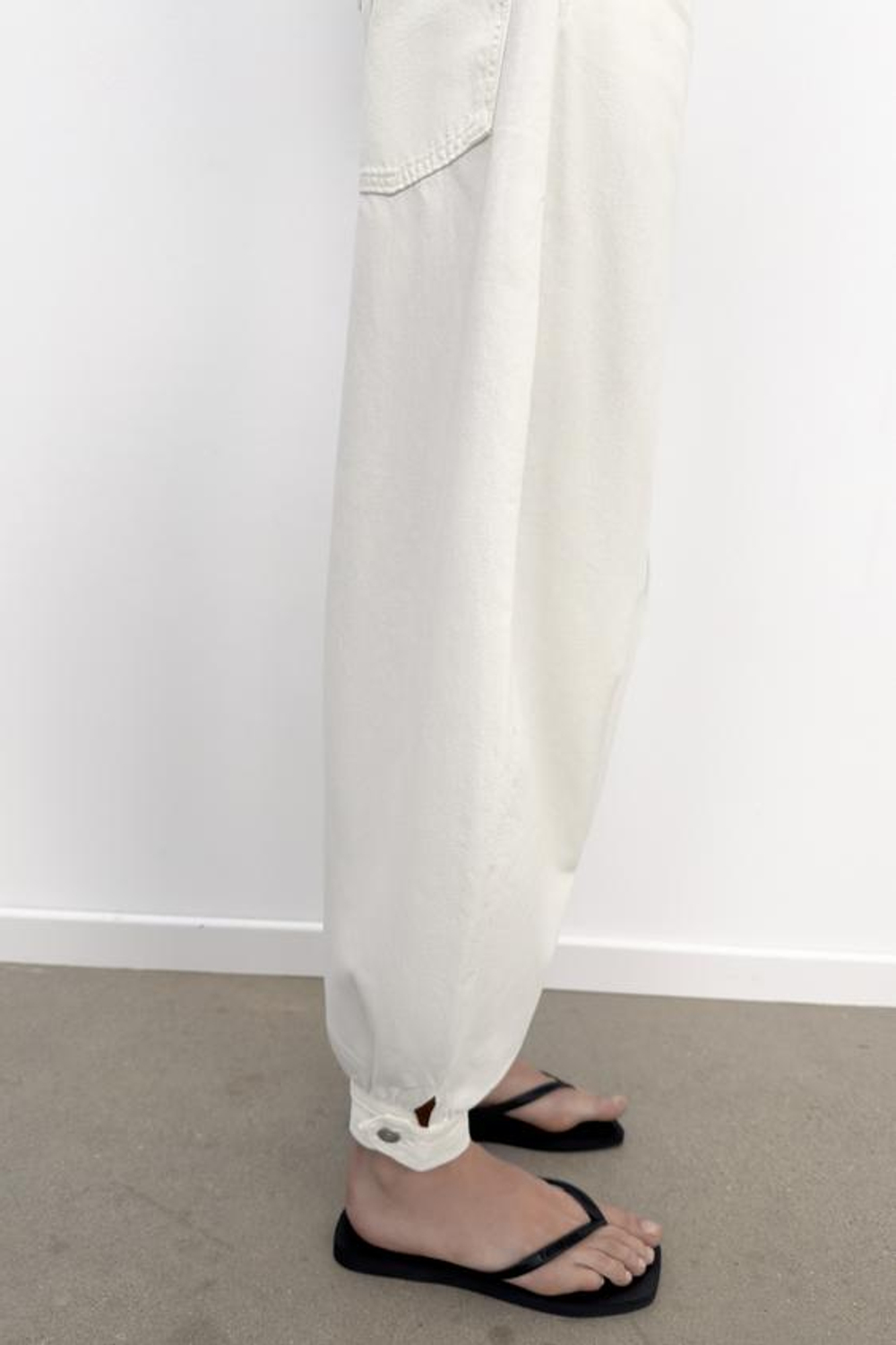 ZARA ДЖИНСЫ TRF BALLON СО СРЕДНЕЙ ПОСАДКОЙ И ПЕТЛЕЙ, БЕЛЫЙ