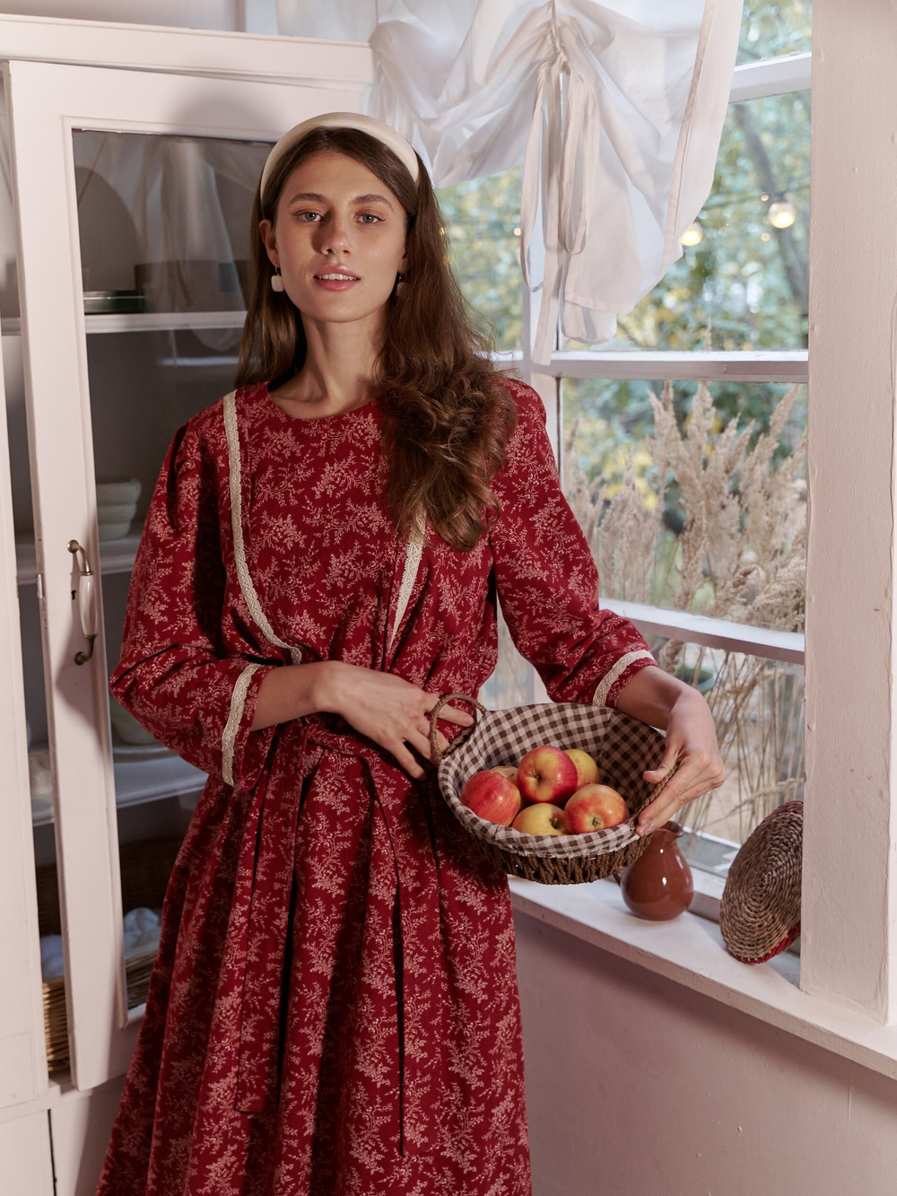 Платье с кружевом по груди